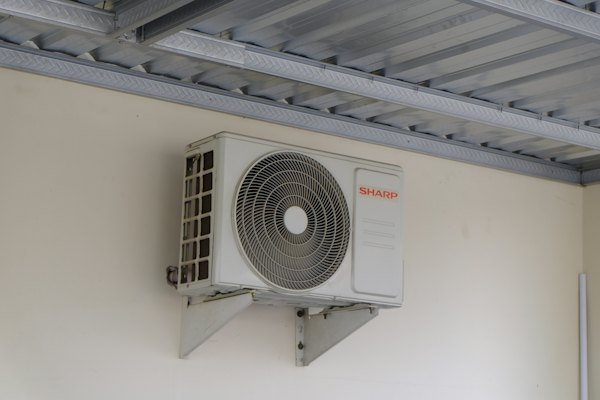 Unidad exterior de aire acondicionado instalada