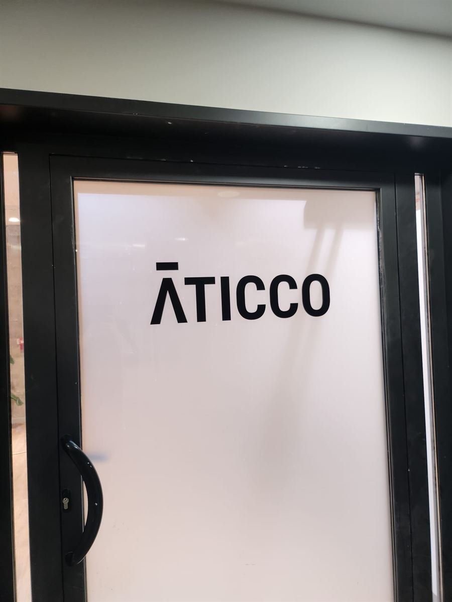 Puerta de acceso al espacio de coworking Aticco