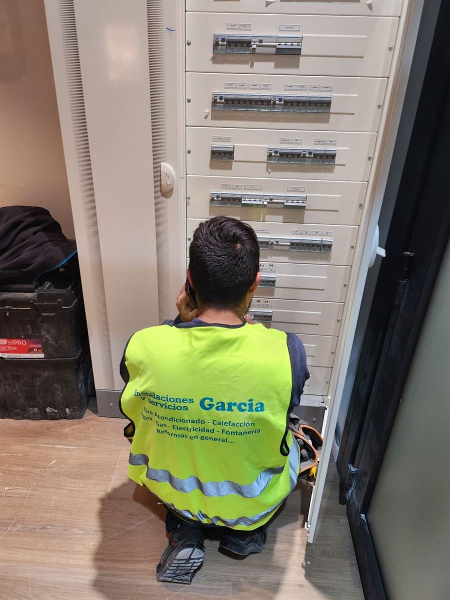 Técnico de Instalaciones y Servicios JGDR trabajando en el cuadro eléctrico de la planta