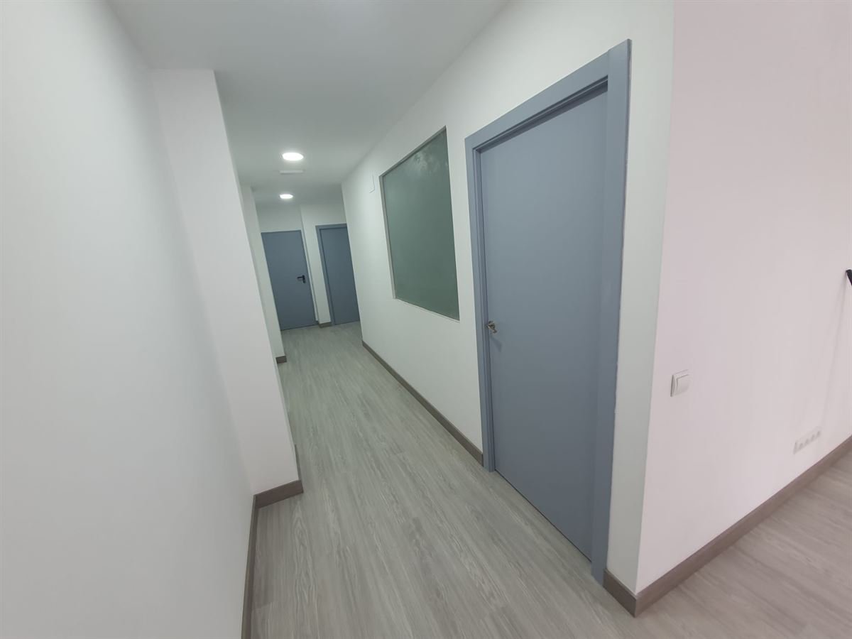 Pasillo de acceso a las aulas con las puertas y los acabados ya colocados