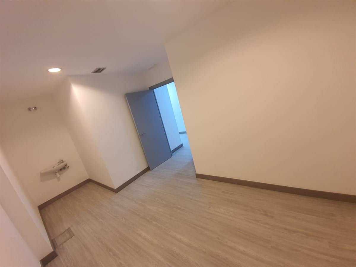 Aula terminada con el pavimento de madera, la pintura y las tomas ya instaladas
