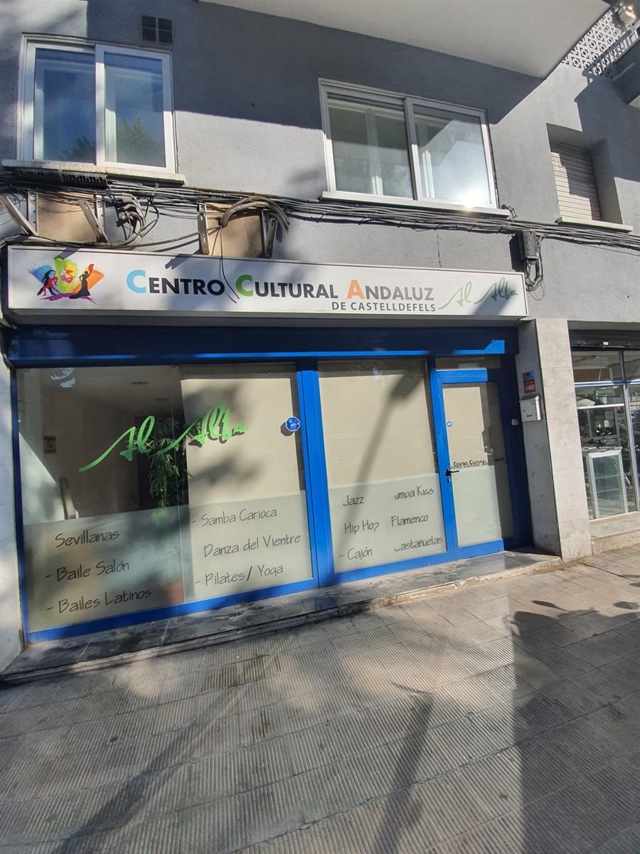 Fachada del centro cultural con el rótulo y los escaparates ya colocados