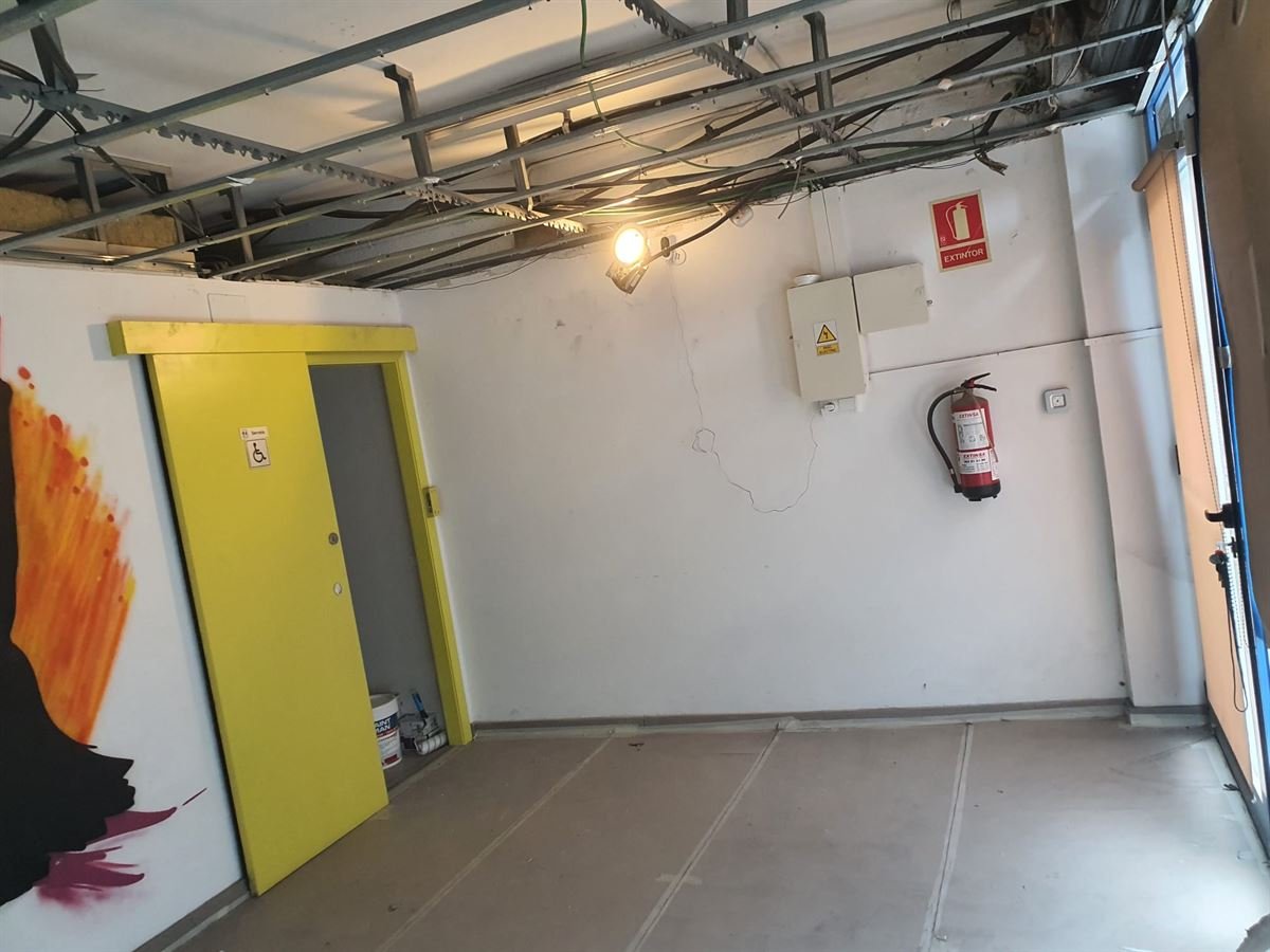 El local vacío al empezar, con el techo abierto y las instalaciones a la vista
