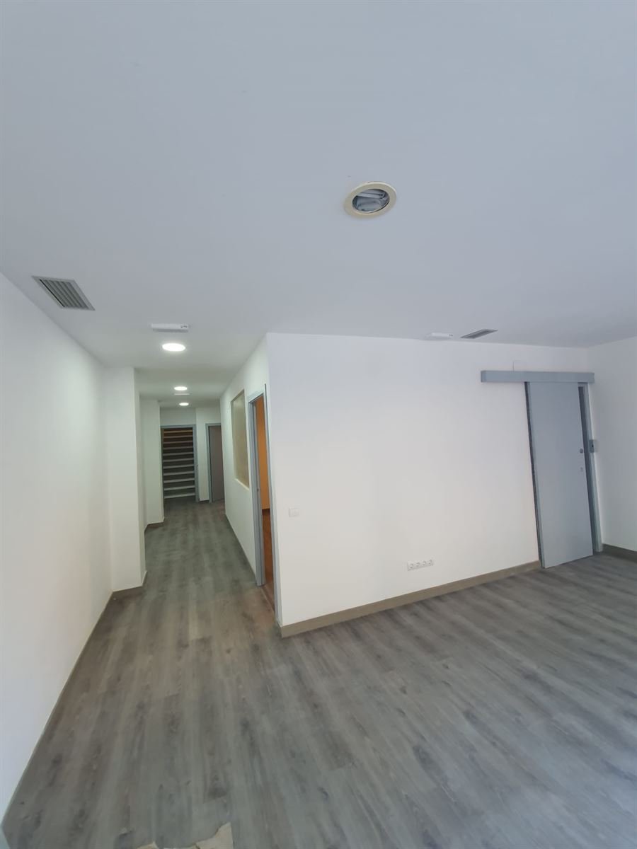 Pasillo del centro acabado, con la rejilla de ventilación integrada en el techo