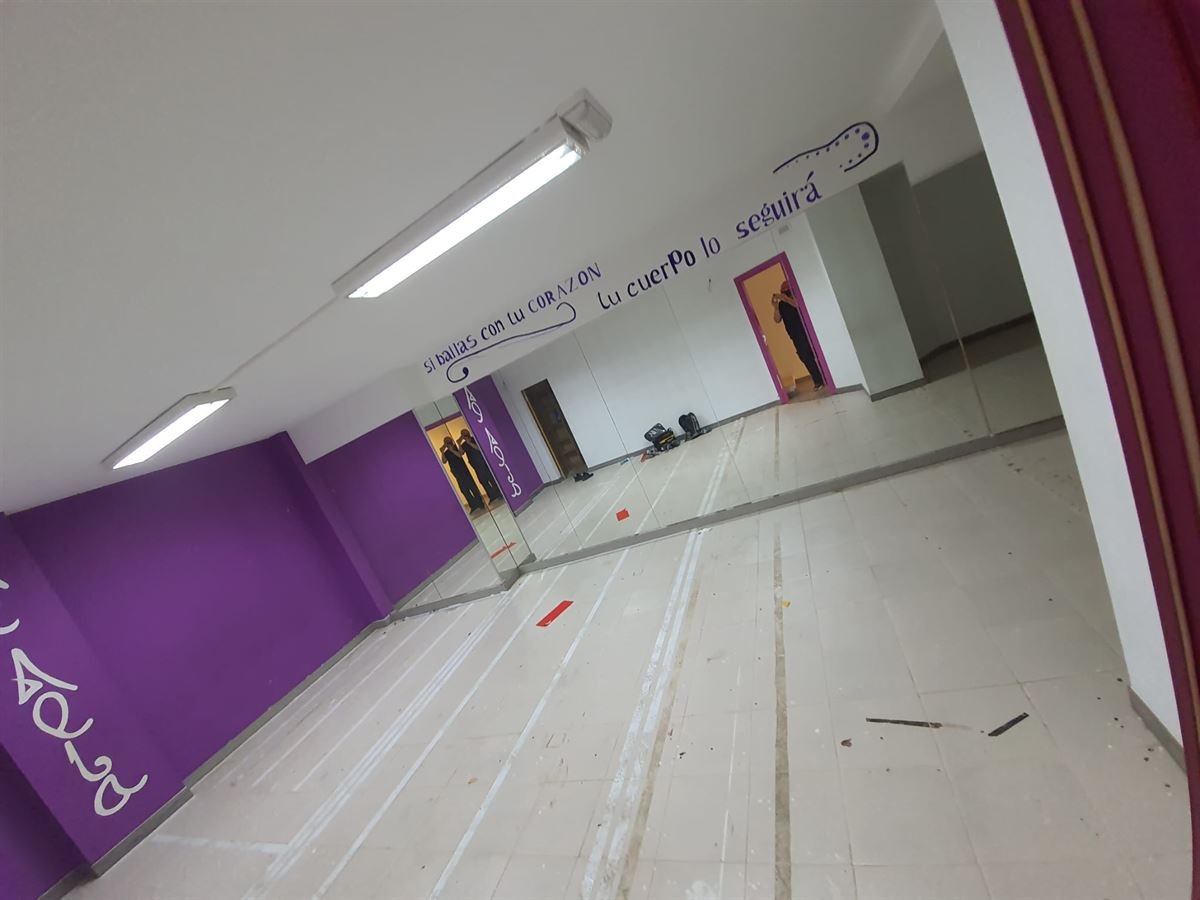 Sala de baile terminada con los espejos, la barra y la iluminación lineal instalados