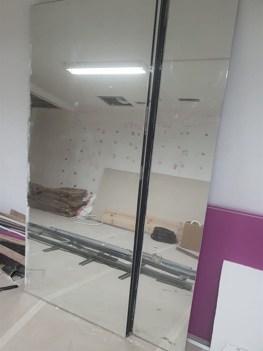Montaje de los tabiques y colocación de los espejos de la sala de baile