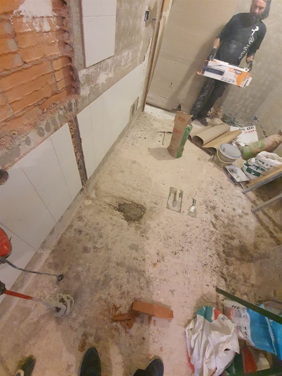 La cocina en obra, con el suelo preparado y los materiales dentro