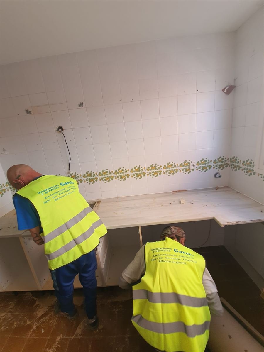 Dos técnicos de Instalaciones y Servicios JGDR retirando la encimera y los muebles antiguos