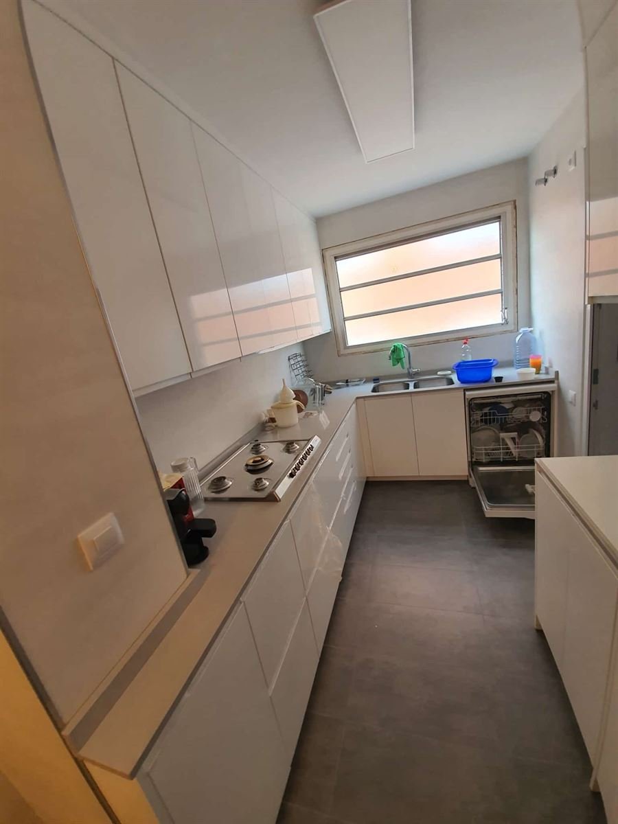 La cocina acabada desde la entrada, con la placa, el fregadero y el lavavajillas instalados