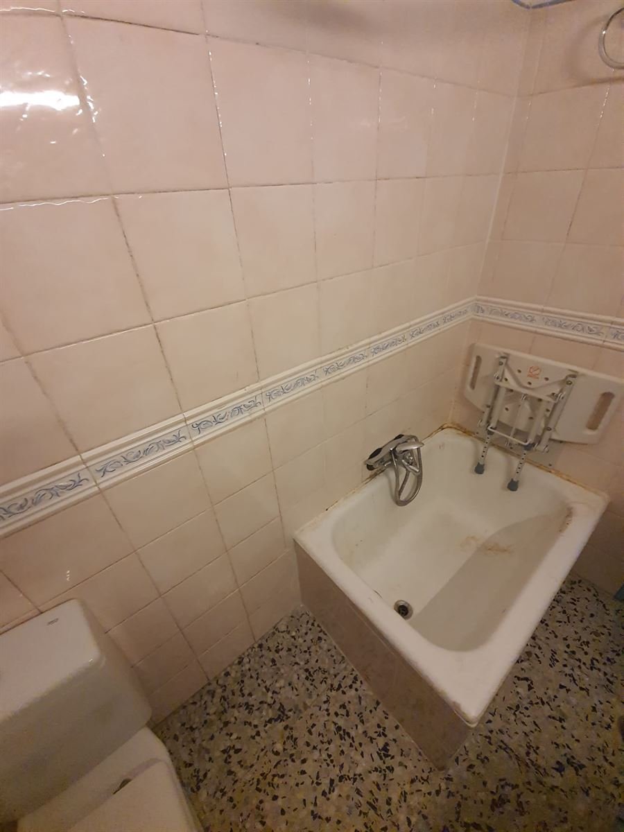 Otro ángulo del baño antes del cambio, con la bañera y el alicatado originales