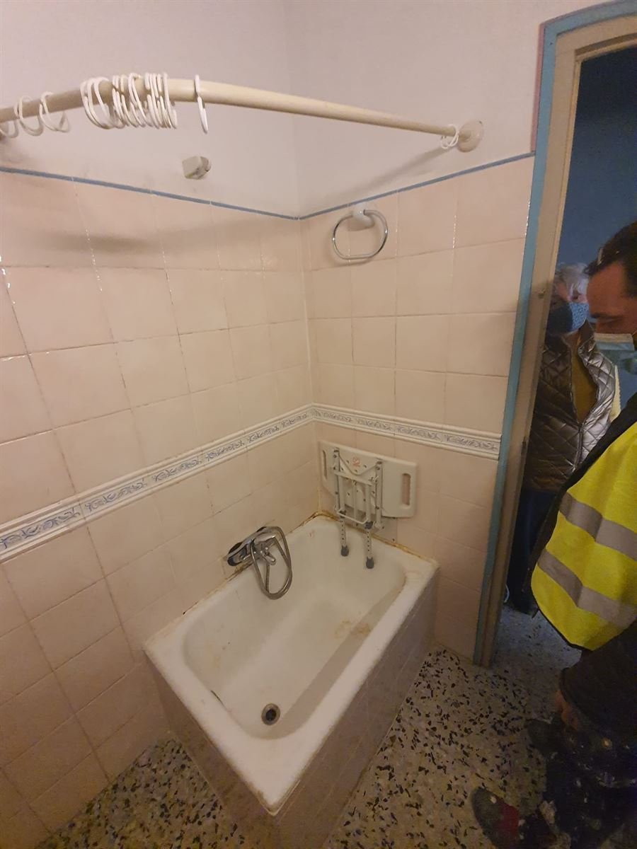 La bañera original del baño, con la barra de la cortina todavía puesta