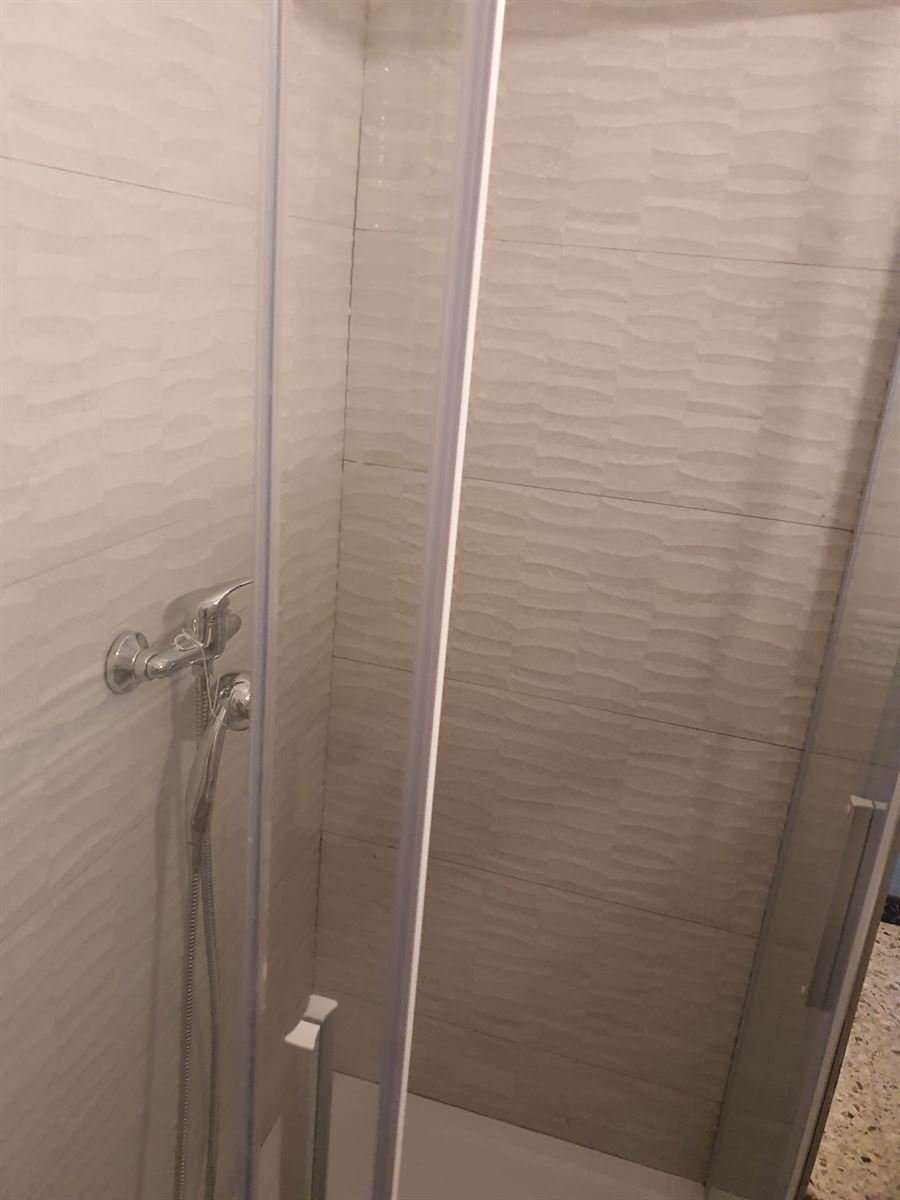 Detalle del encuentro entre la mampara y el alicatado nuevo de la zona de ducha