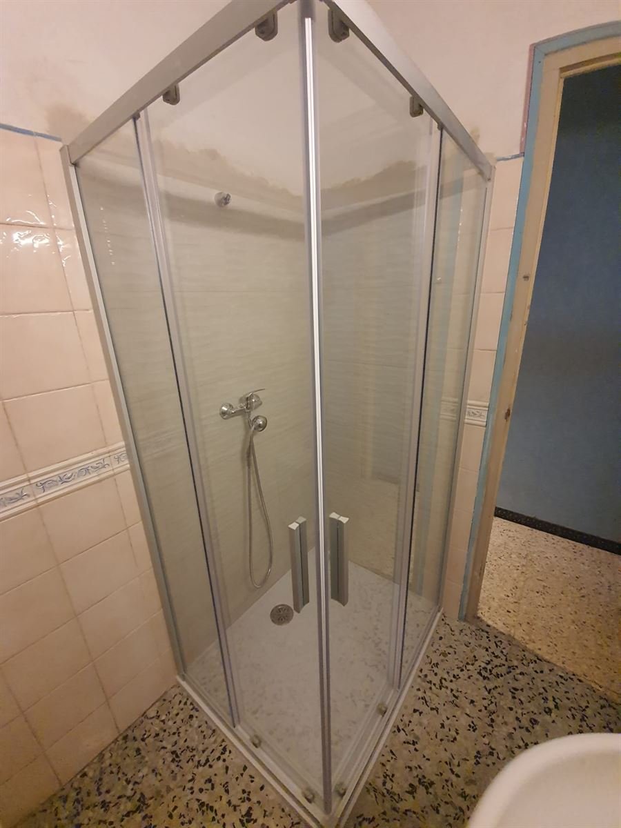 Plato de ducha con mampara de esquina instalado en el hueco que ocupaba la bañera