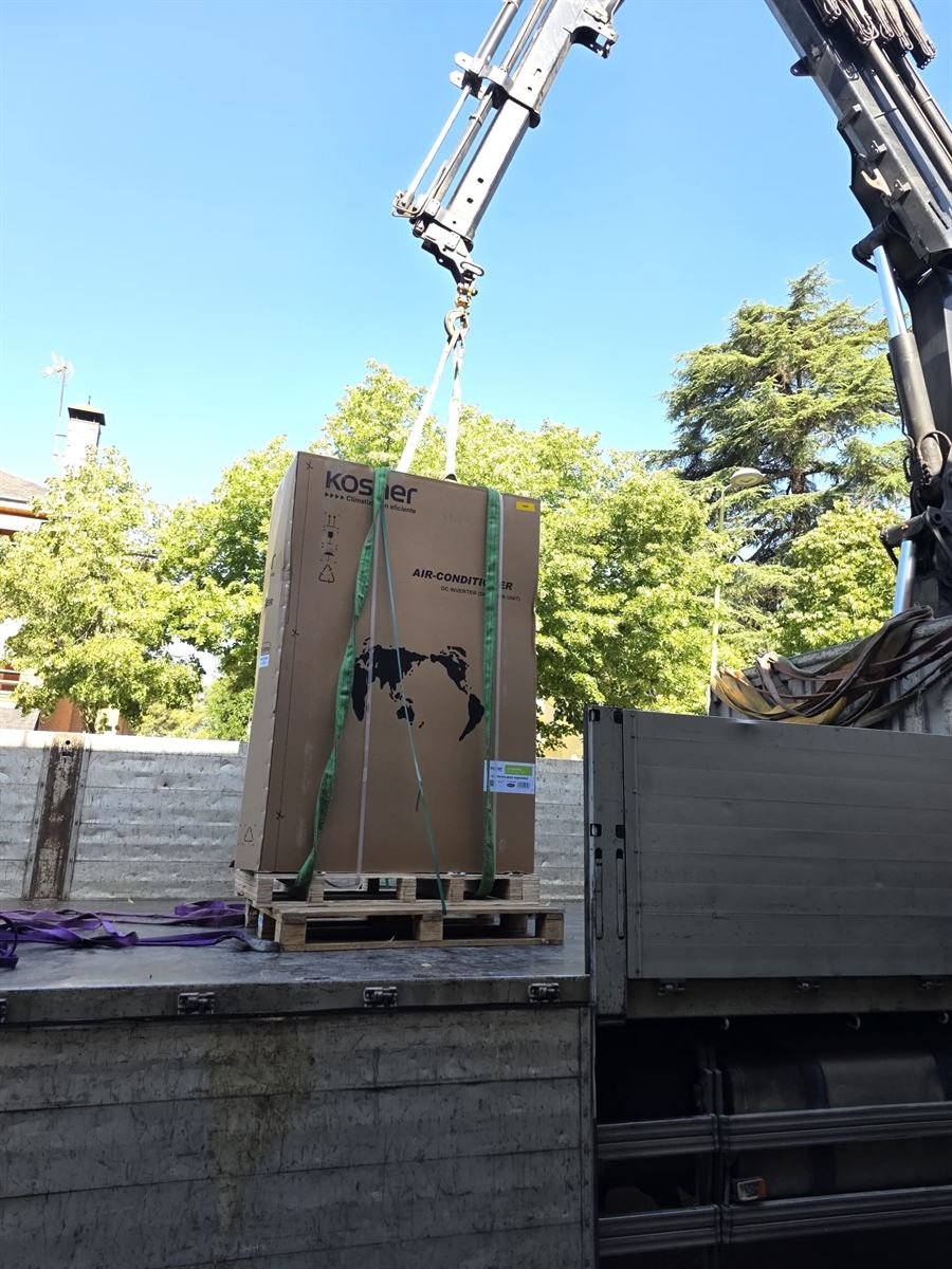 Una de las máquinas embalada y amarrada sobre el camión, lista para descargar
