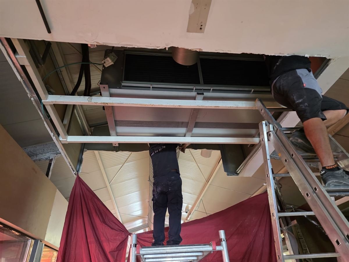 Montaje de la instalación sobre la estructura del techo, con la zona protegida con lonas