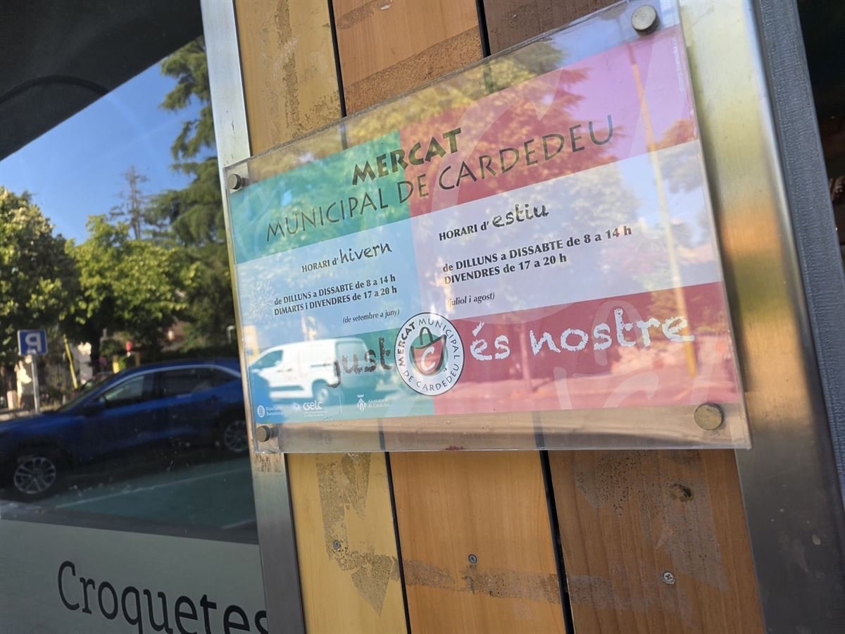 Cartel del Mercat Municipal de Cardedeu con los horarios de apertura