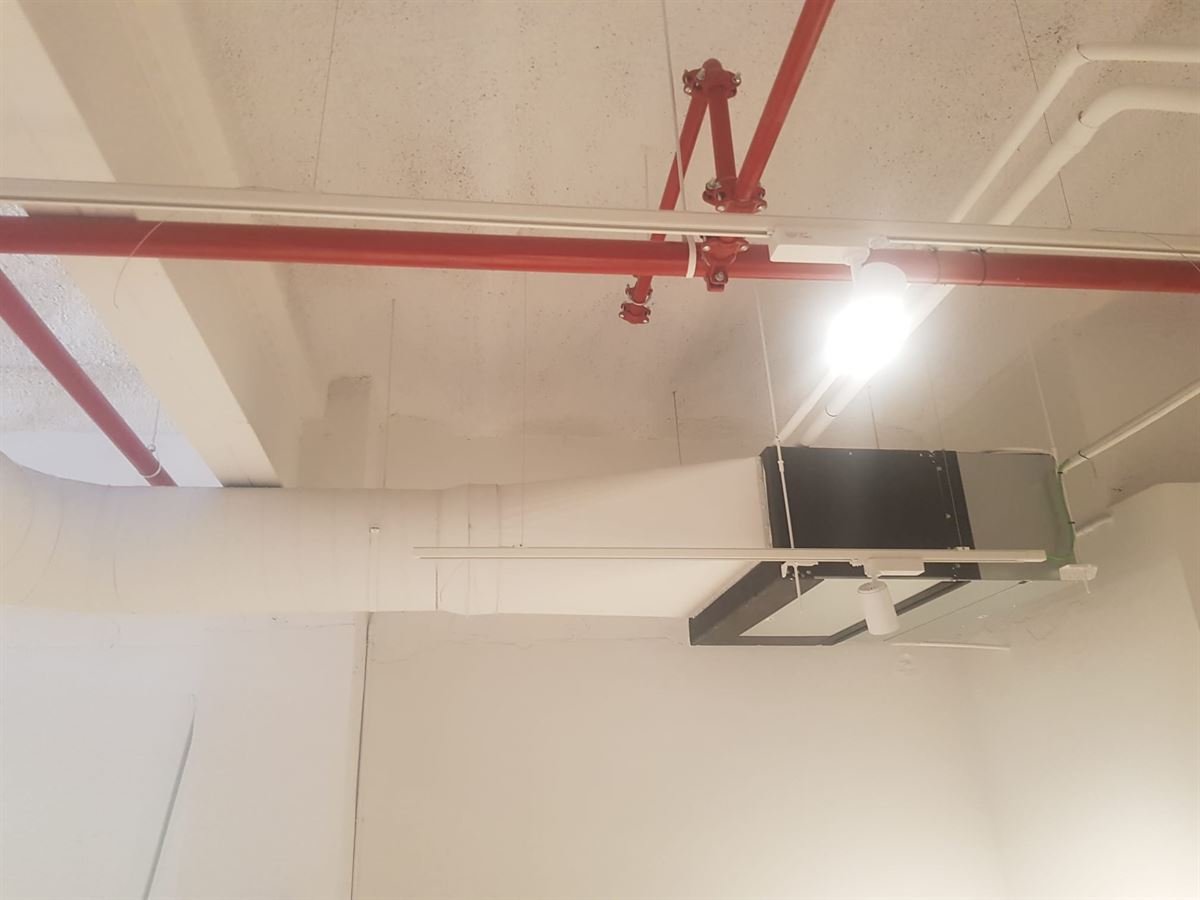 Detalle del encuentro entre el conducto y la unidad interior bajo el forjado