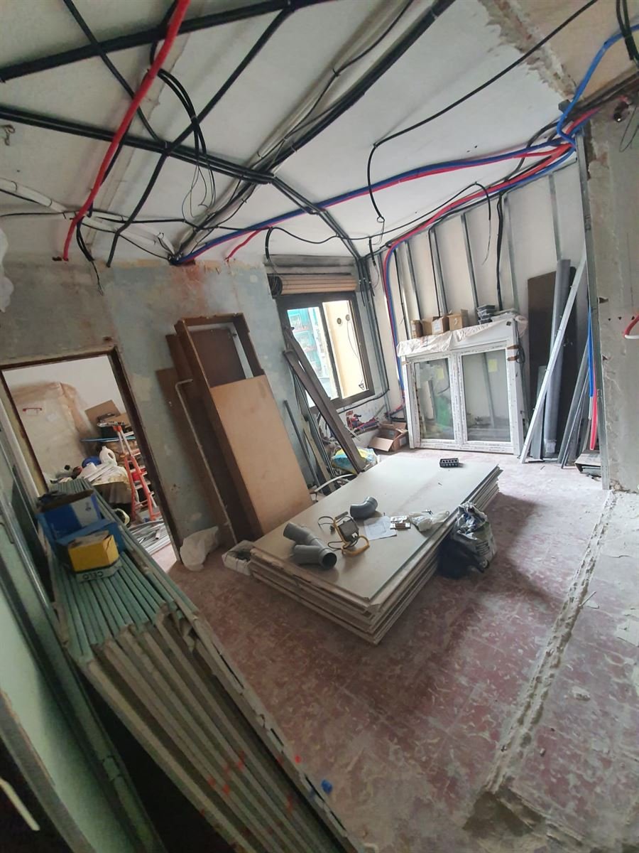 La vivienda vaciada, con el trazado nuevo de electricidad y fontanería grapado al techo