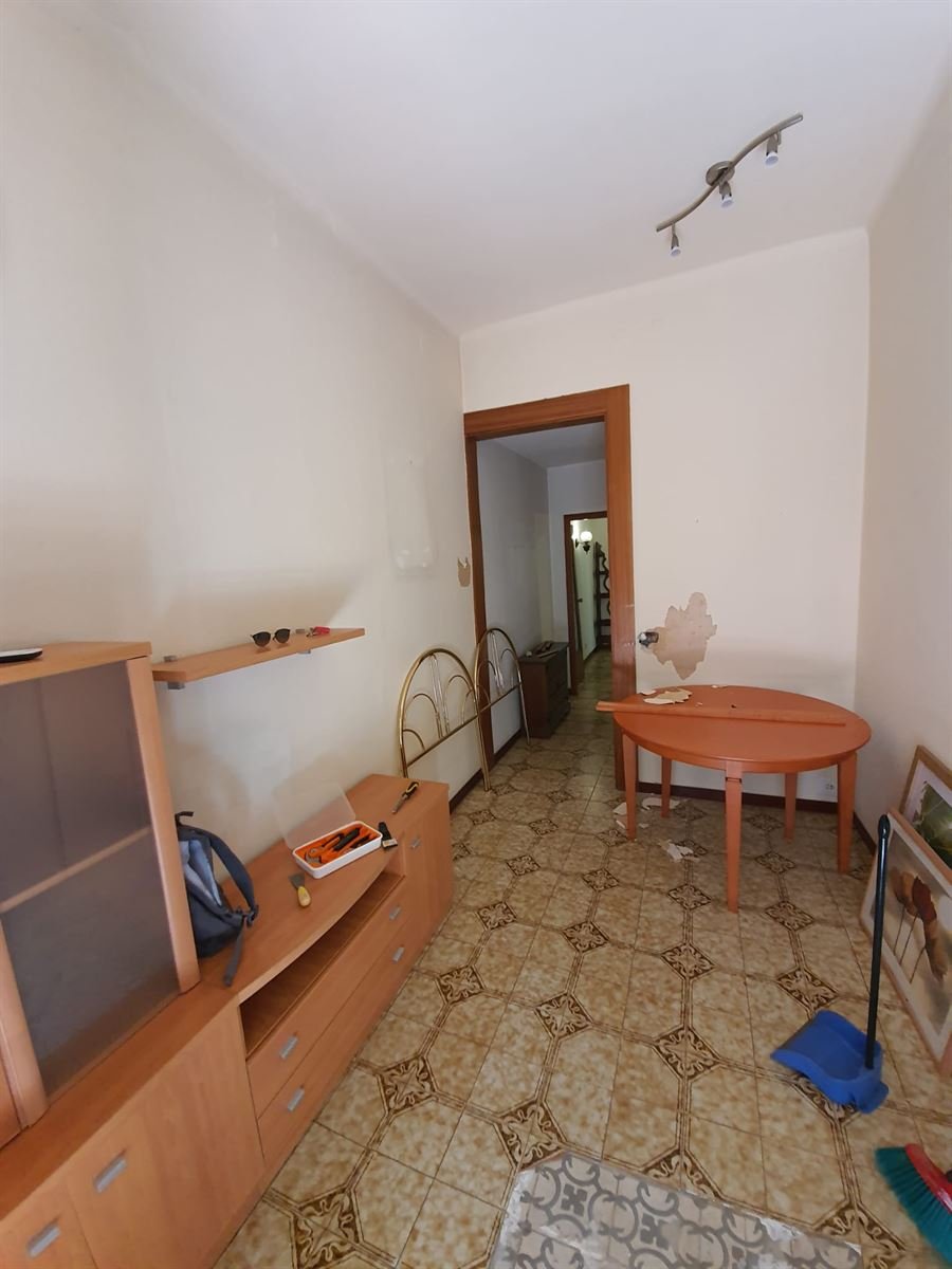 La misma vivienda antes de la reforma, con el mobiliario antiguo y el pavimento original