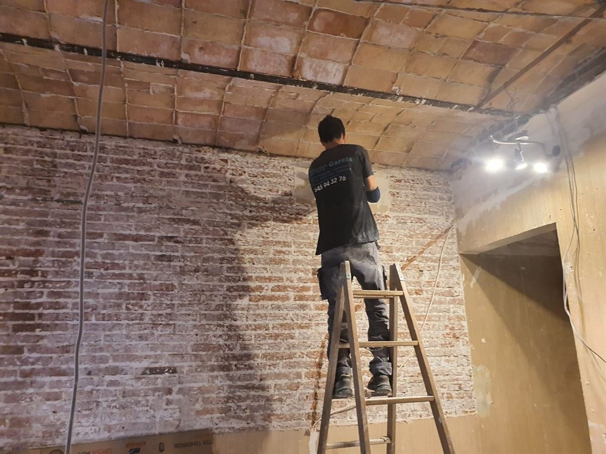 La bóveda catalana y los muros de ladrillo al descubierto tras el derribo
