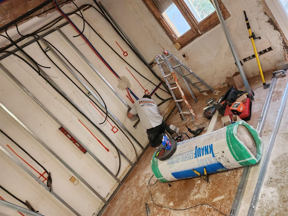 Trazado de las instalaciones de electricidad y fontanería por el techo antes de cerrar
