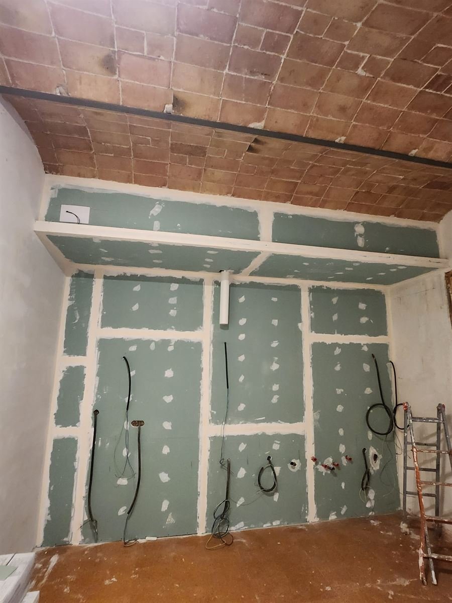 Zona húmeda con el trasdosado de pladur hidrófugo y las tomas de agua ya preparadas