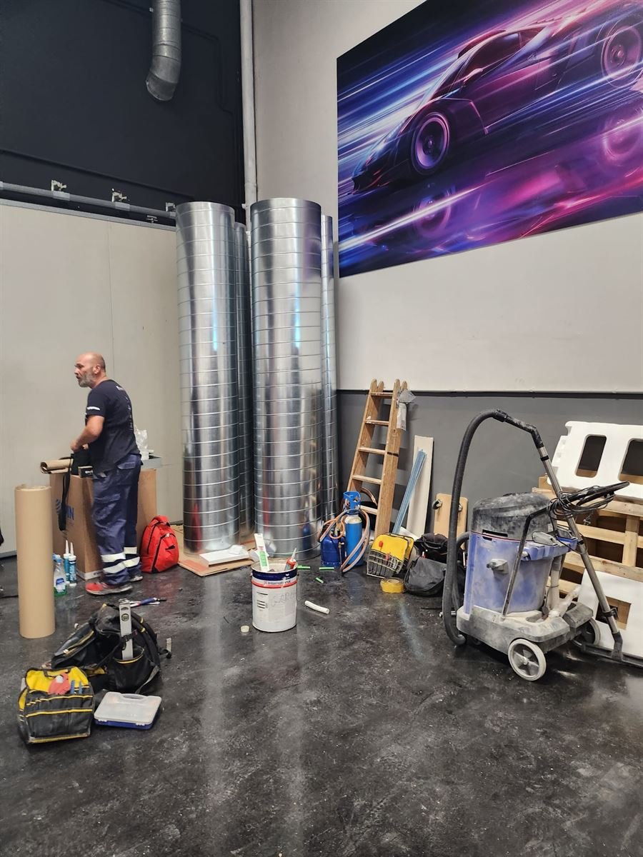 Técnico preparando los conductos helicoidales en la sala de exposición
