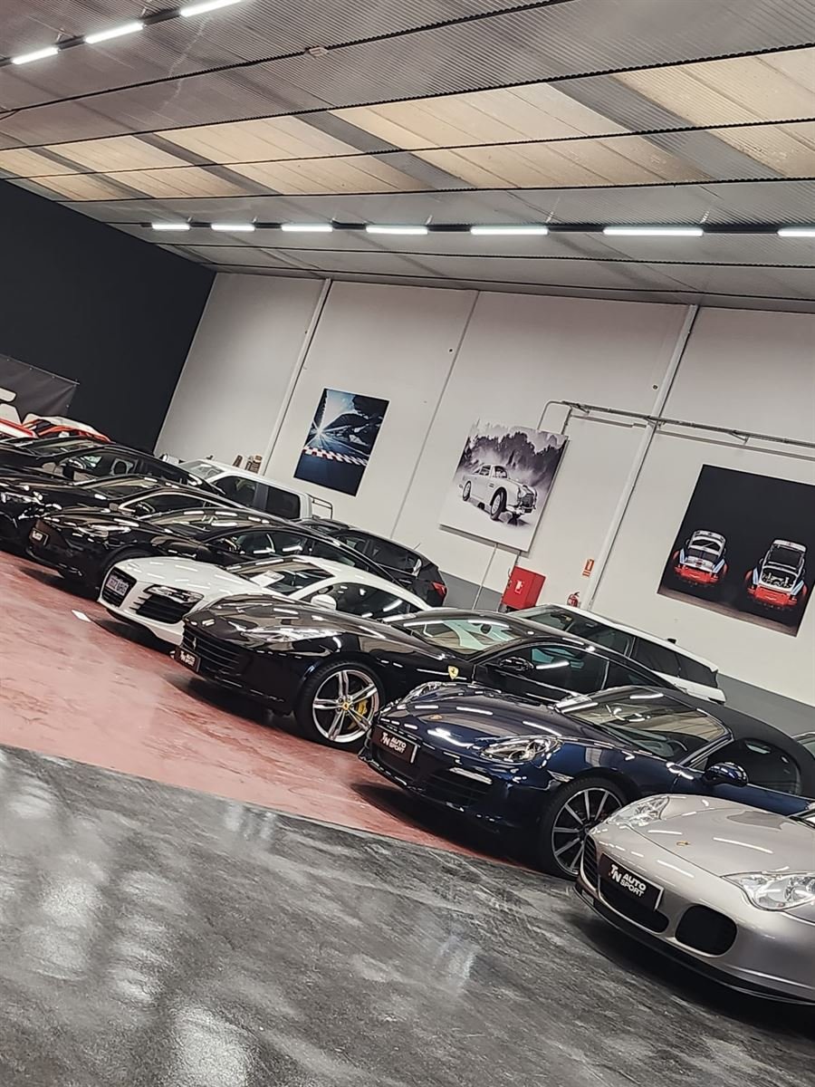 Sala de exposición del concesionario con los coches colocados y la instalación de climatización ya en marcha