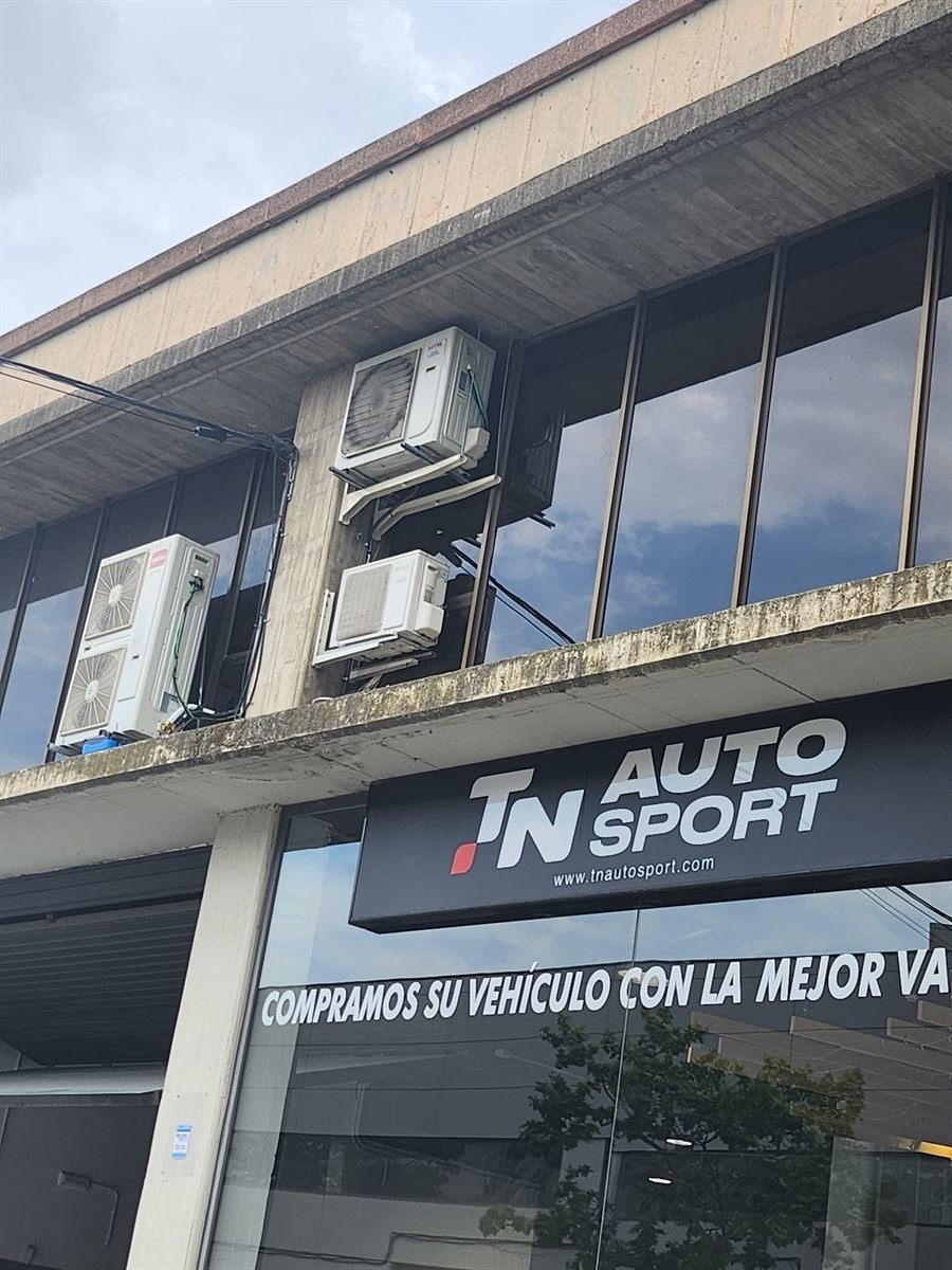 Unidades exteriores instaladas en la fachada del concesionario, sobre el rótulo