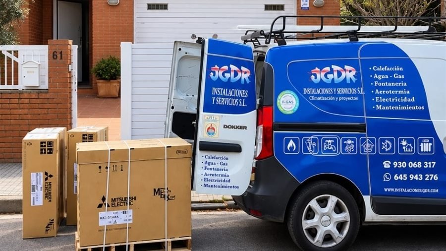 Furgoneta de Instalaciones y Servicios JGDR con equipos Mitsubishi Electric ante una vivienda